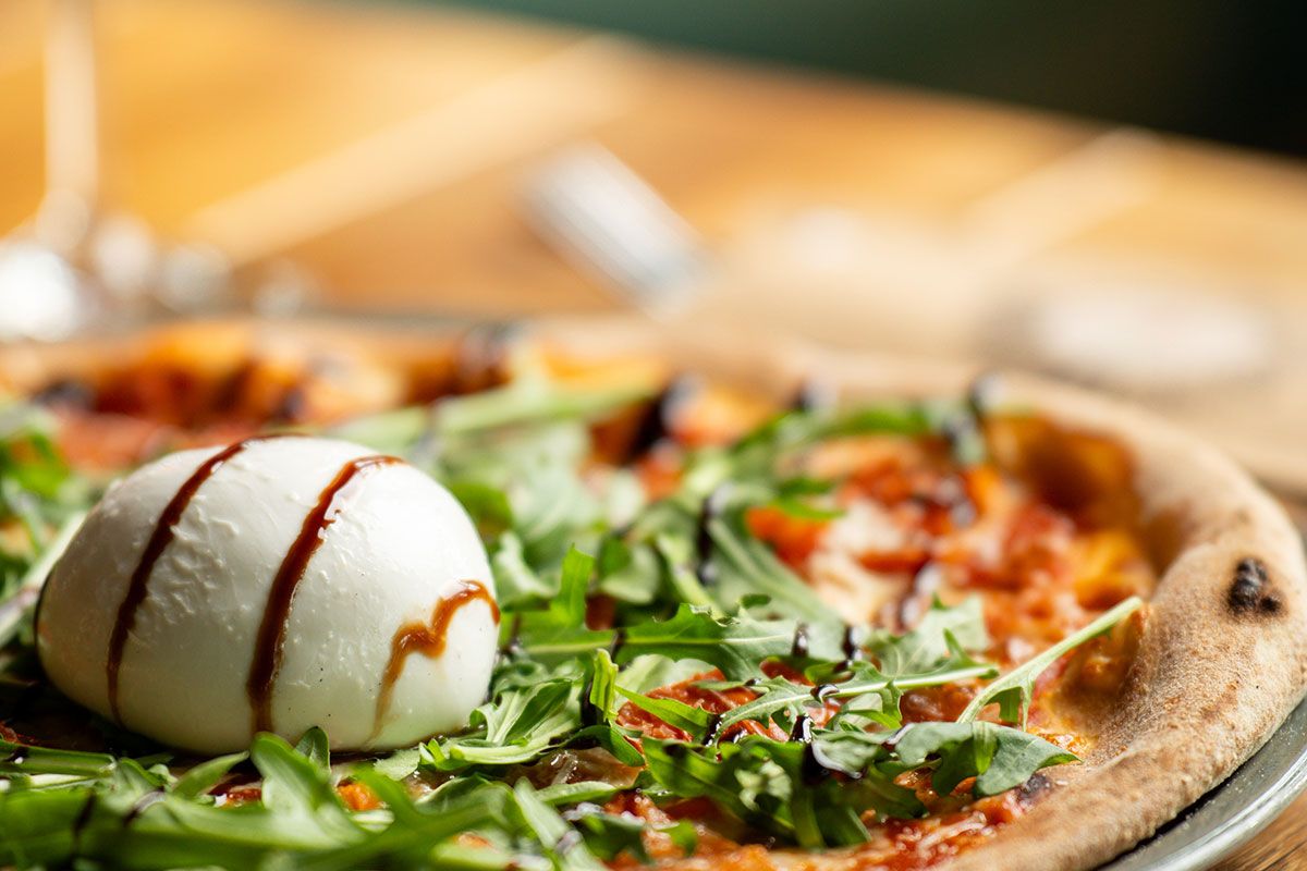 Pizza mit Burrata und Rucola