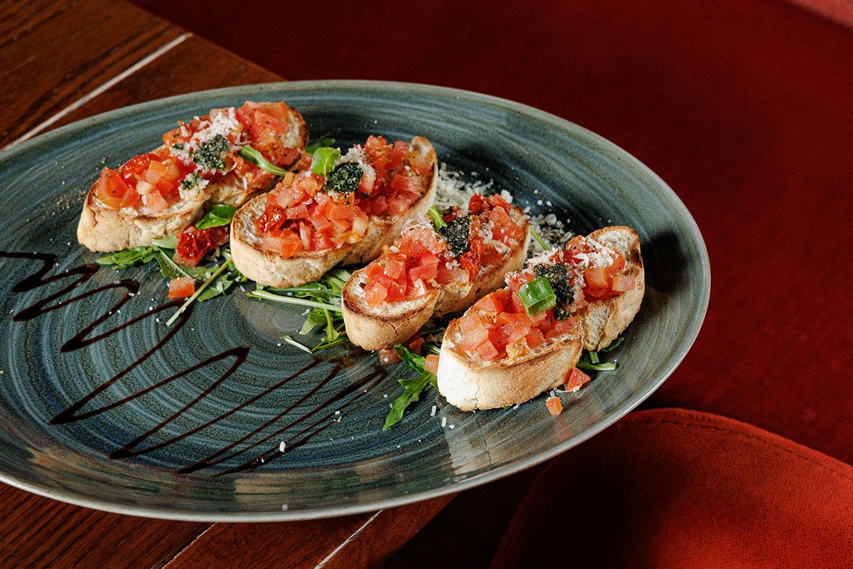 Bruschetta angerichtet auf einem großen Teller